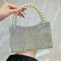 Pochette da sera argento con strass luccicanti ed elegante manico di perle - Argento
