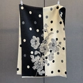 Detail van bloemen- en stippenpatroon op zwart-witte wintersjaal met decoratieve kwastjes - Zwart-wit Polkadot Stijl (GSJ-501-黑白波点)