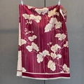 Détail de l'écharpe bordeaux avec motifs de ginkgo et fines franges de couleur crème - GSJ-502-Rouge