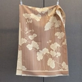 Détail de motifs de feuilles élégants et de fines franges sur une écharpe caramel - GSJ-502-Brun