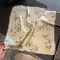 Premium Vintage Seidenschal mit elegantem Blumen-Schmetterlingsdruck in Silber und Gelb - 53x53cm / Beige