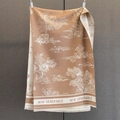 Détail de l'imprimé Toile de Jouy française sur écharpe d'hiver brune avec franges - GSJ-506-Brun