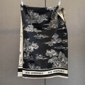 Détail d'une écharpe vintage avec imprimé paysage, franges et design de texte chic - GSJ-506-Noir