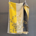 Dettaglio di sciarpa color block con stampa botanica e sottili bordi a frange - Stampa a Blocchi di Colore Giallo (GSJ-513-黄色)