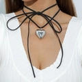 Gargantilla de cordón de terciopelo negro con colgante de corazón plateado y lazo - Negro/Plateado (30568-nek-black)