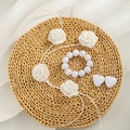 Set collana con rose bianche con bracciale di perline acriliche e orecchini a cuore - Bianco (27401)