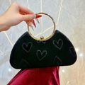 Elegante schwarze Samthandtasche mit Herzstickerei und goldenem Rundgriff-Detail - Schwarz