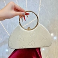 Weiße Herz-Prägung Samt-Handtasche mit großem goldenem Ringgriff und Metallverschluss - Aprikose