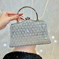 Silberne Abendtasche mit Strassbesatz, geometrischem Muster und Metallgriff - Silber