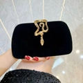 Elegante schwarze Samt-Clutch mit goldener Schlangenschließe und Strasssteinen - Schwarz