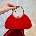 Elegante rote Samthandtasche mit goldenem Ringgriff und Herzprägung im Design - Rot