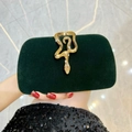 Dunkelgrüne Samt-Abendtasche mit goldenem Schlangenverschluss und Strasssteinen - Grün