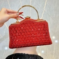 Rote Abendtasche mit Cut-out-Muster, goldenem Ringgriff und funkelnden Strasssteinen - Rot