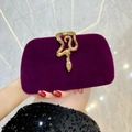 Elegante Clutch aus lila Samt mit goldener Schlangenschließe und Strasssteinen - Lila