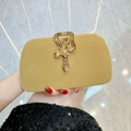 Ingwergelbe Samt-Abendtasche mit goldenem Schlangen-Verschluss und Strassbesatz - Camel