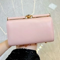 Bolso de mano de cuero rosa pálido con cierre de cristal y marco metálico dorado - Rosa