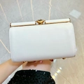 Elegante bolso de noche de cuero blanco con detalles dorados y cierre de piedra preciosa - Blanco