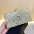 Elegante borsa da sera dorata con chiusura in cristallo e ornamento in strass - Oro