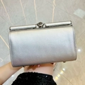 Bolso de noche plateado rectangular con cierre de gema y patas de metal protectoras - Plateado
