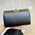 Elegante bolso de mano de cuero negro con marco dorado y cierre de joya fina - Negro