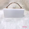 Dettaglio della borsa da sera bianca con manico dorato e chiusura in cristallo - Bianco