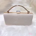 Clutch da sera kaki con manico circolare dorato su sfondo di ecopelliccia bianca - Cachi