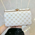 Borsa sottobraccio bianca con motivi a cuore beige e chiusura con cristallo lucido - Bianco