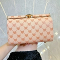 Pochette rosa in pelle con cuori goffrati, chiusura a gemma e dettagli in metallo dorato - Rosa