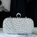 Elegante pochette da sera con strass argento, motivo a onde e chiusura ad anello - Argento
