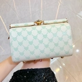 Borsa beige minimalista con cuori goffrati verde menta e chiusura a gemma dorata - Verde