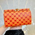 Borsa sottobraccio arancione minimalista con motivi a cuori rossi e chiusura a cristallo - Arancione