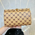 Clutch rigida kaki con motivo a cuori, chiusura a gemma e bordi in metallo oro - Marrone