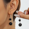 Modische schwarze Perlenohrringe mit silbernen Metallhaken für einen minimalistischen Look - Schwarze Rundperlen Ohrringe (30765-ear-black)