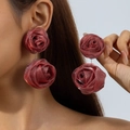 Détail macro de grandes boucles d'oreilles rose rouge en tissu 3D avec pétales superposés - Rose Rouge Foncé en Maille à Double Couche / Rouge Foncé
