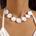 Detailopname van de 3D matwitte bloemen choker om de nek van het model met elegante textuur - Wit Matte 3D Bloem Ketting (25837-white)