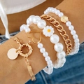 Primo piano di bracciali boho sovrapposti con perle, margherite e ciondoli a cuore - Stile Combo Oro Conchiglia Margherita (30574-bra-G)