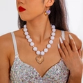 Set di gioielli esagerati con perle bianche e ciondoli a cuore su una modella - Stile Cuore Bianco (27785-white)