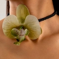 Gros plan d'un tour de cou orchidée avec pétales jaunes réalistes et cordon tressé noir - Collier Orchidée Vert Clair (27521-1-green)