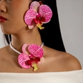 Détail de la parure orchidée avec pétales rayés roses et accents de perles - Parure Orchidée Rayée Rose Blanc (27522-colour)