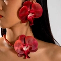 Vue rapprochée de parure orchidée rouge avec boucles d'oreilles fleur et collier tressé - Parure Orchidée Rouge (27523-red)