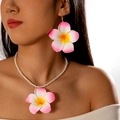 Détail macro du collier fleur de frangipanier dégradé avec perles blanches élégantes - Parure Perles Plumeria (27524-pink)