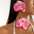 Détails de boucles d'oreilles et collier orchidée rose réalistes sur un mannequin - Parure Orchidée Rose Foncé (27509-rose red)