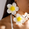 Détail macro de boucles d'oreilles frangipanier 3D et choker tressé pour style de plage - Parure Plumeria (27510-colour)
