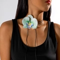 Détail du collier orchidée 3D avec pétales en soie et cordon noir enveloppant le cou - Ras-du-cou Orchidée Bleu Vert Clair (27511-1-Light Green)