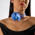 Gros plan du collier choker orchidée bleue avec perles colorées sur un modèle - Ras-du-cou Orchidée Bleu Foncé (27512-1-blue)