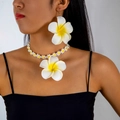 Gros plan détaillé sur des boucles d'oreilles Plumeria et un collier de marguerites - Parure Marguerite Plumeria (27537-white)