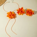 Détail du ras-du-cou fleur orange bohème et de l'ensemble d'accessoires floraux assortis - Parure Dahlia Orange (31118-NE-ora-set-EP)