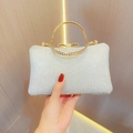 Detalle de bolso de fiesta plateado brillante con asa de strass y cierre de lazo - Plateado