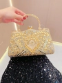 Detailansicht der Luxus-Abendtasche mit kunstvollem goldenem Blumenmuster aus Strass - Gold