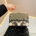 Elegante pochette da sera nera con accenti floreali bianchi e manico in metallo dorato - Nero
